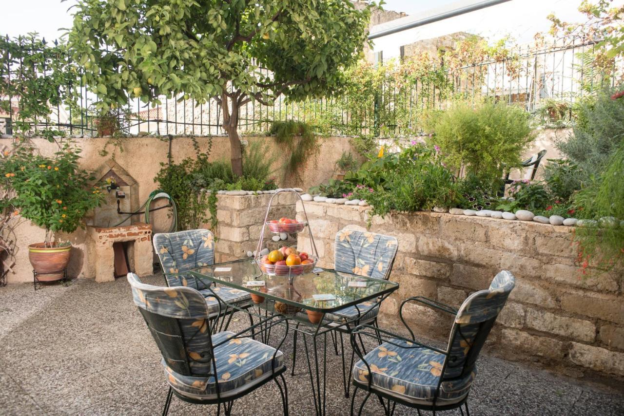 Maisonette With Garden In The Heart Of The Historical Kalamata Center ภายนอก รูปภาพ